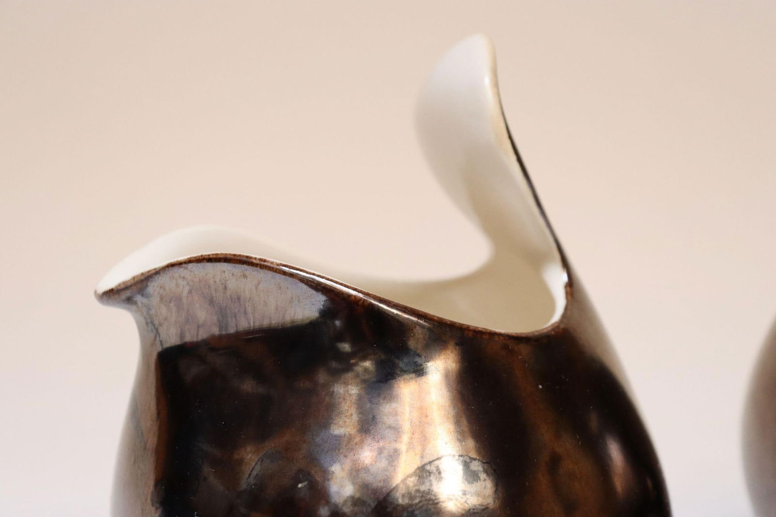 Set of Two Vintage Eva Zeisel Ceramic "Town and Country" Pitchers for Red Wing - 11