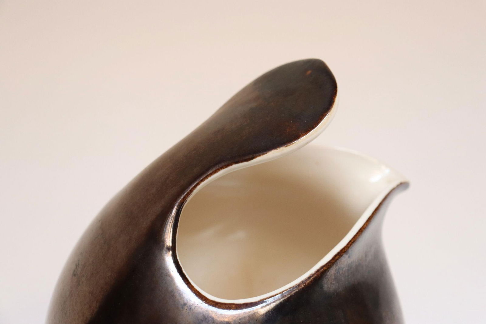 Set of Two Vintage Eva Zeisel Ceramic "Town and Country" Pitchers for Red Wing - 12