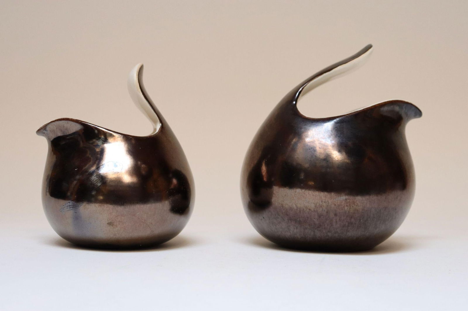 Set of Two Vintage Eva Zeisel Ceramic "Town and Country" Pitchers for Red Wing - 3