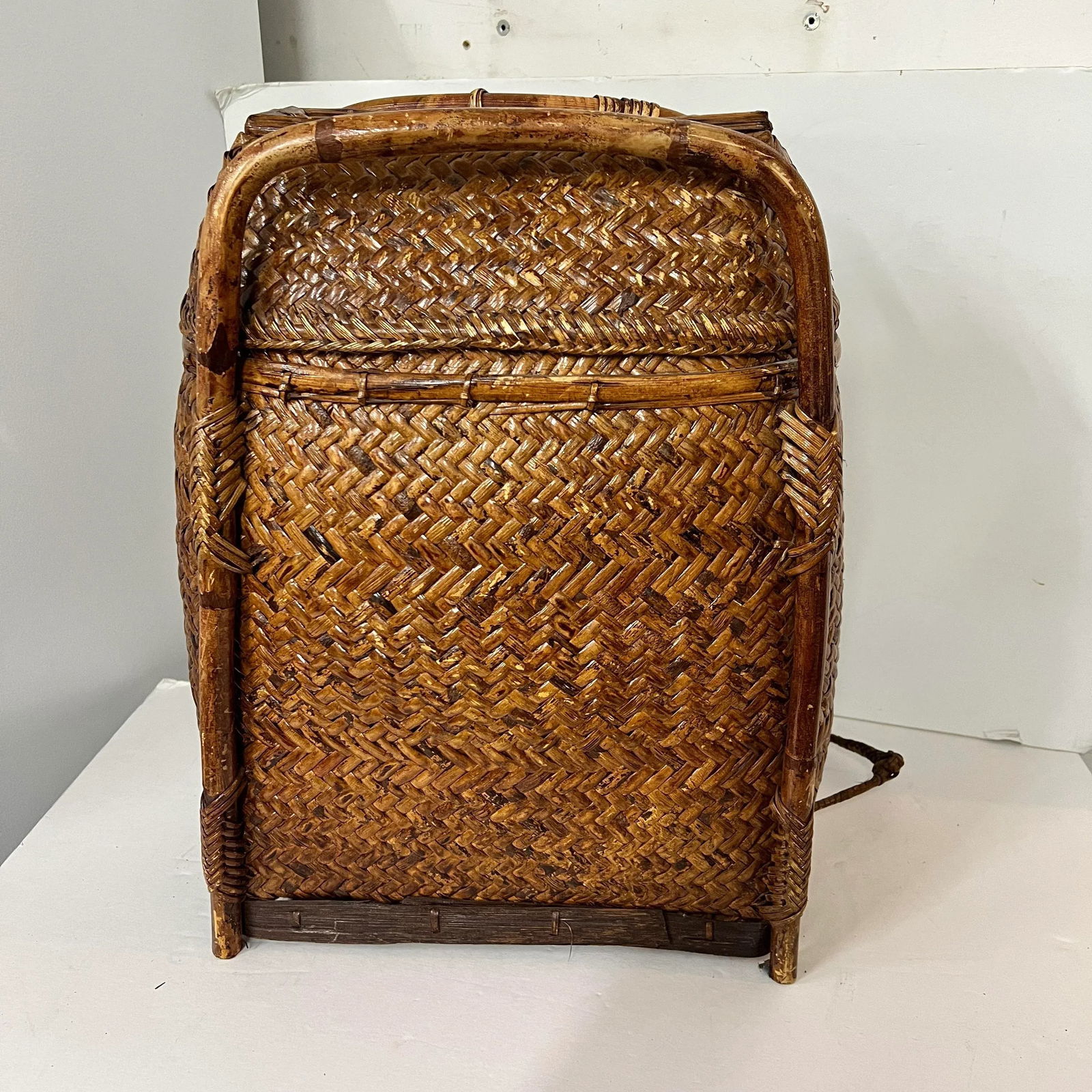 Vintage Japanese Tall Basket With Carrying Handles Attributed to Takashimaya, Chinoiserie, Academia - 11