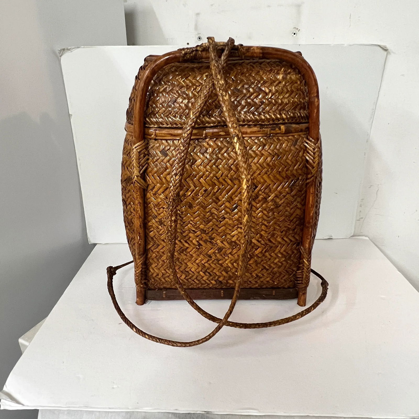 Vintage Japanese Tall Basket With Carrying Handles Attributed to Takashimaya, Chinoiserie, Academia - 3