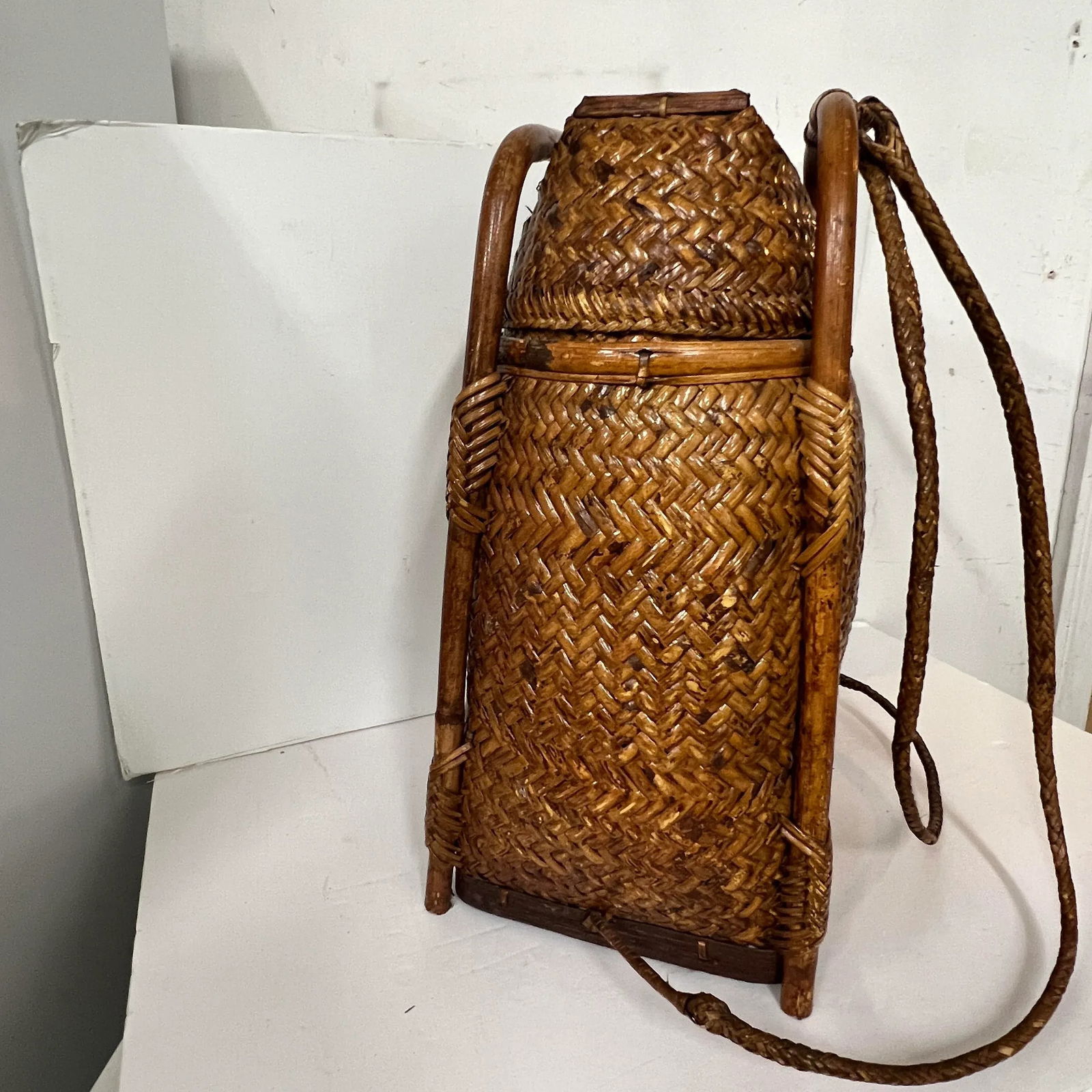 Vintage Japanese Tall Basket With Carrying Handles Attributed to Takashimaya, Chinoiserie, Academia - 4