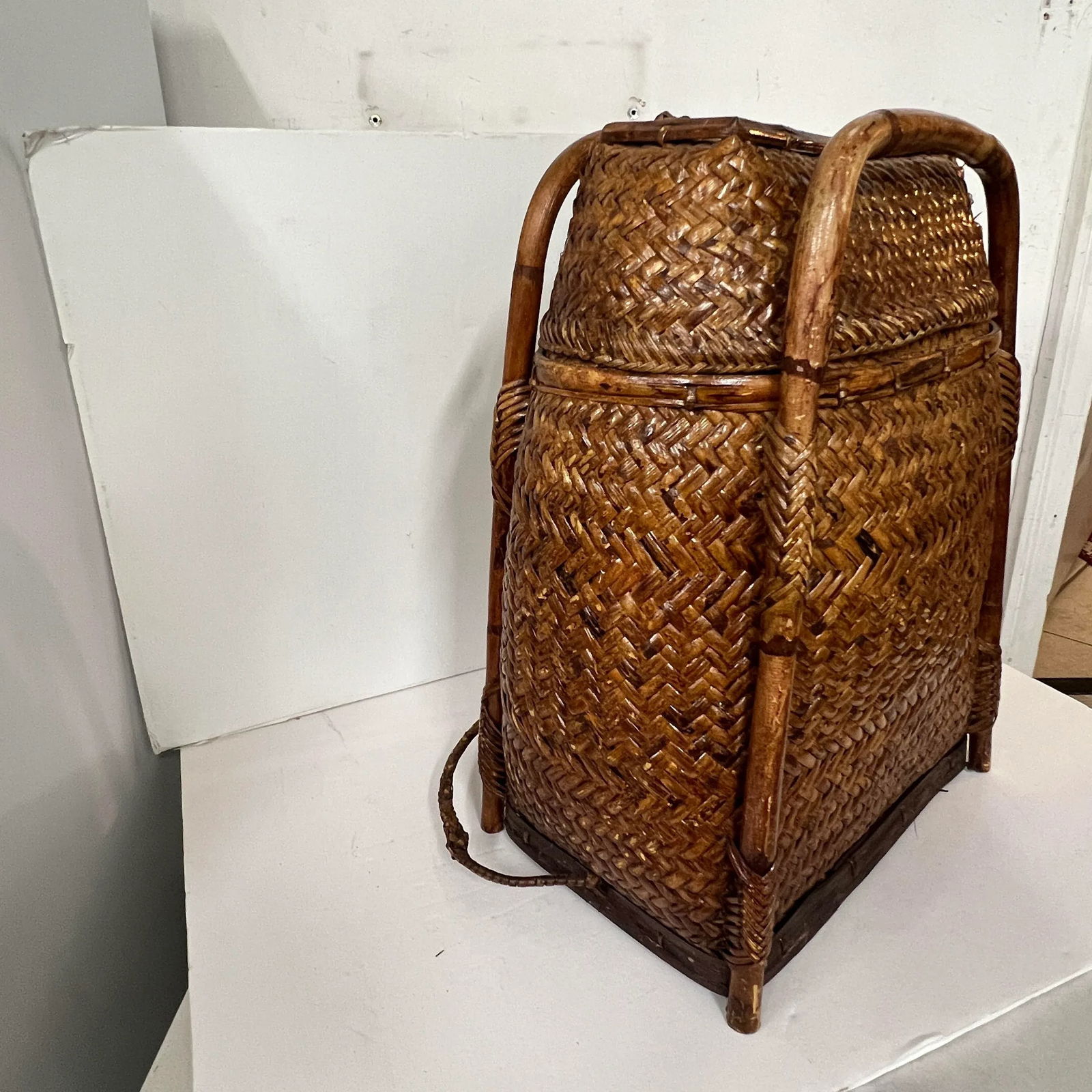 Vintage Japanese Tall Basket With Carrying Handles Attributed to Takashimaya, Chinoiserie, Academia - 5