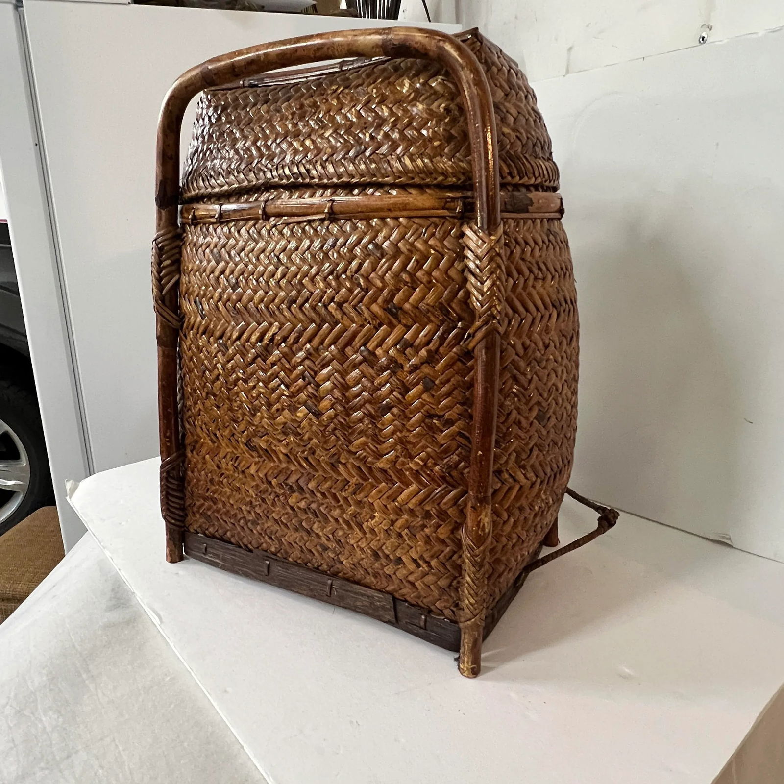 Vintage Japanese Tall Basket With Carrying Handles Attributed to Takashimaya, Chinoiserie, Academia - 6