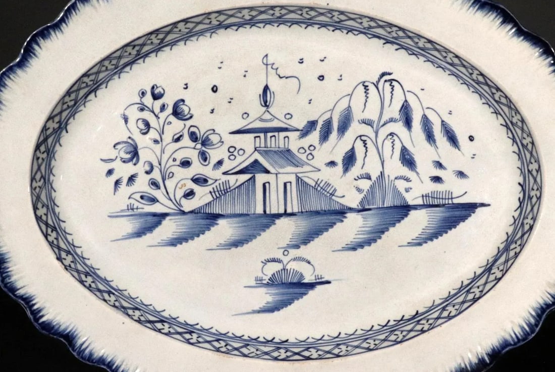 Pagoda Paradise: Rare English Pearlware Shell-Edged Dish in Blue Chinoiserie - 2