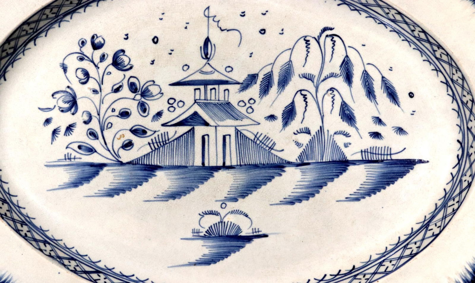 Pagoda Paradise: Rare English Pearlware Shell-Edged Dish in Blue Chinoiserie - 4