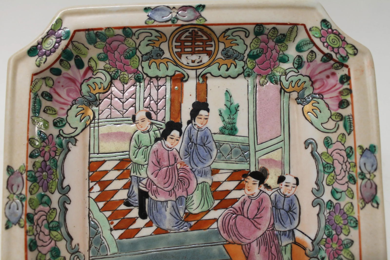 Pair of 19th Century Octagonal Trays or Shallow Bowls in the Famille Rose - 4