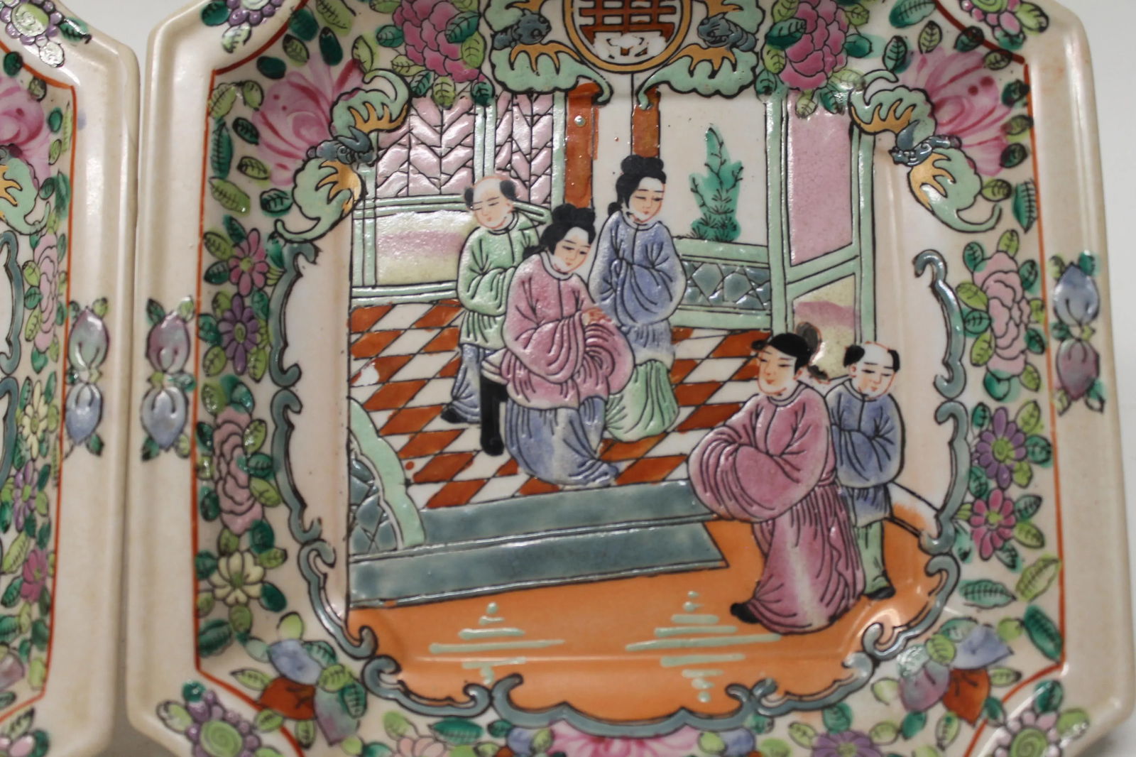 Pair of 19th Century Octagonal Trays or Shallow Bowls in the Famille Rose - 8