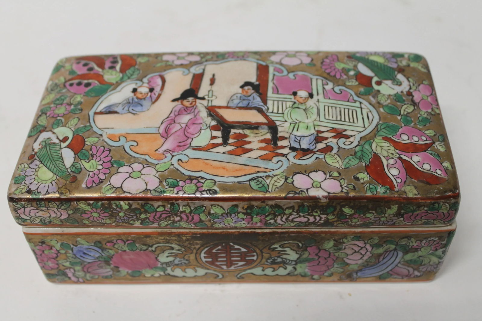 17th Century Chinese Porcelain Covered Box With Figural Decoration - 11