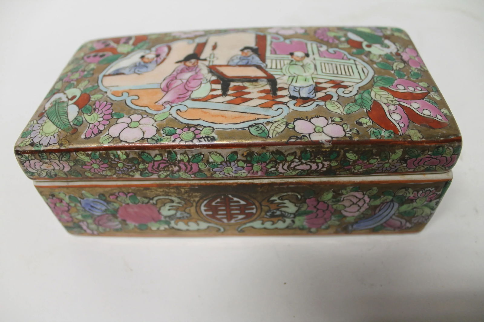 17th Century Chinese Porcelain Covered Box With Figural Decoration - 2
