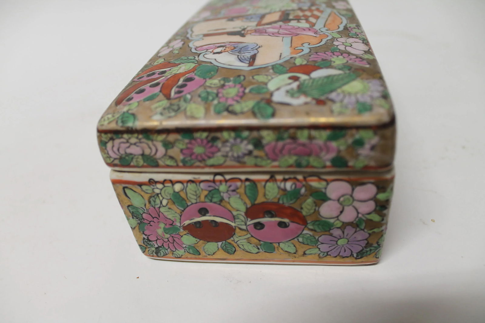 17th Century Chinese Porcelain Covered Box With Figural Decoration - 3