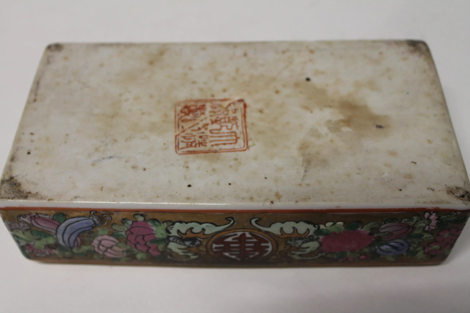 17th Century Chinese Porcelain Covered Box With Figural Decoration - 5