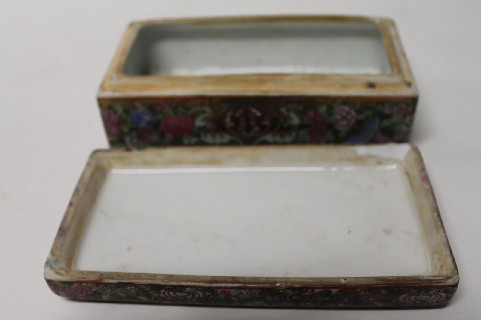17th Century Chinese Porcelain Covered Box With Figural Decoration - 6