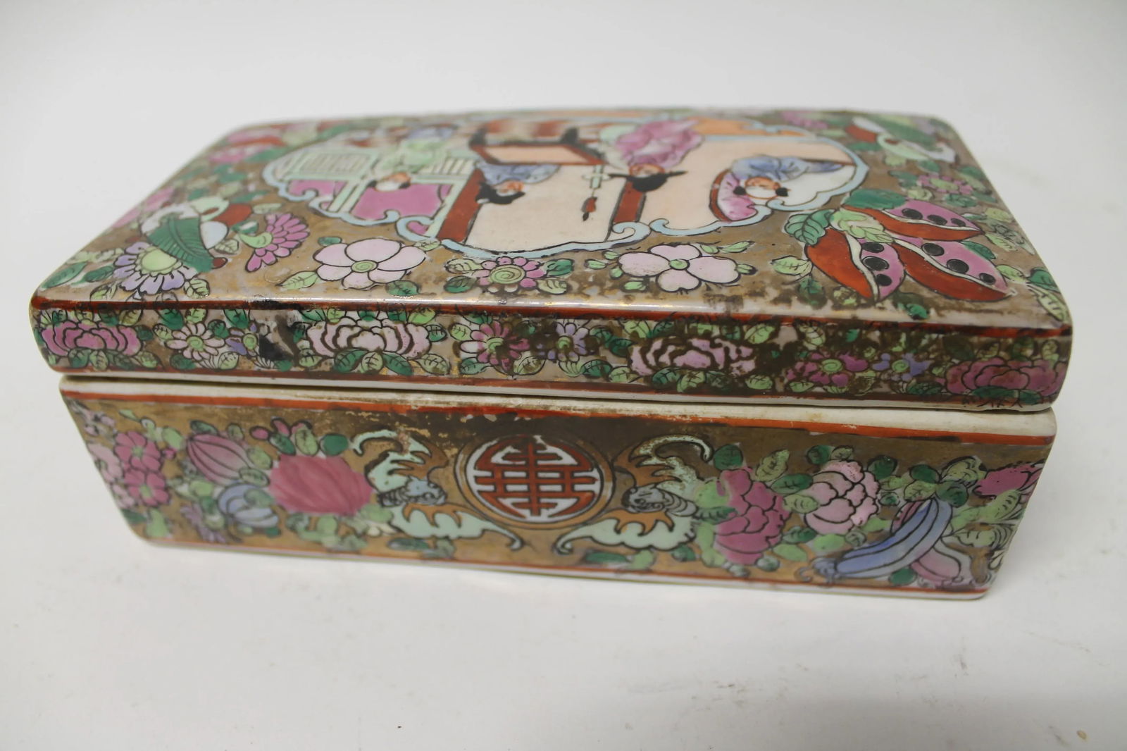 17th Century Chinese Porcelain Covered Box With Figural Decoration - 7
