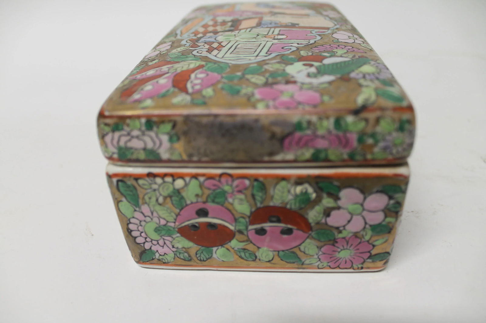 17th Century Chinese Porcelain Covered Box With Figural Decoration - 8