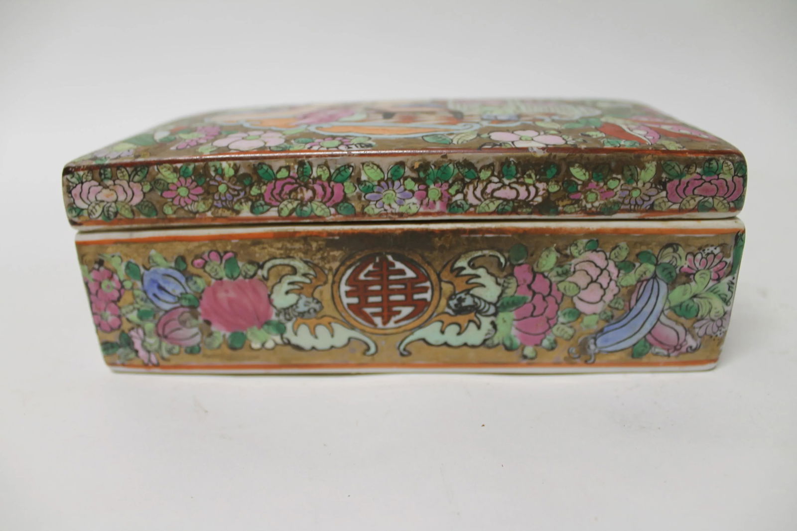 17th Century Chinese Porcelain Covered Box With Figural Decoration - 9