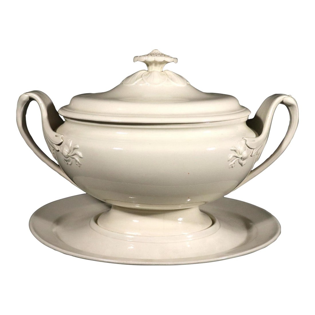 18th-Century Wedgwood Creamware Tureen, Cover & Stand: English Creamware Tureen, Cover & Stand, Wedgwood, Circa 1790-1800 The Wedgwood creamware soup tureen, cover and stand is of an oval form with dramatic handles with large molded leaf terminals with