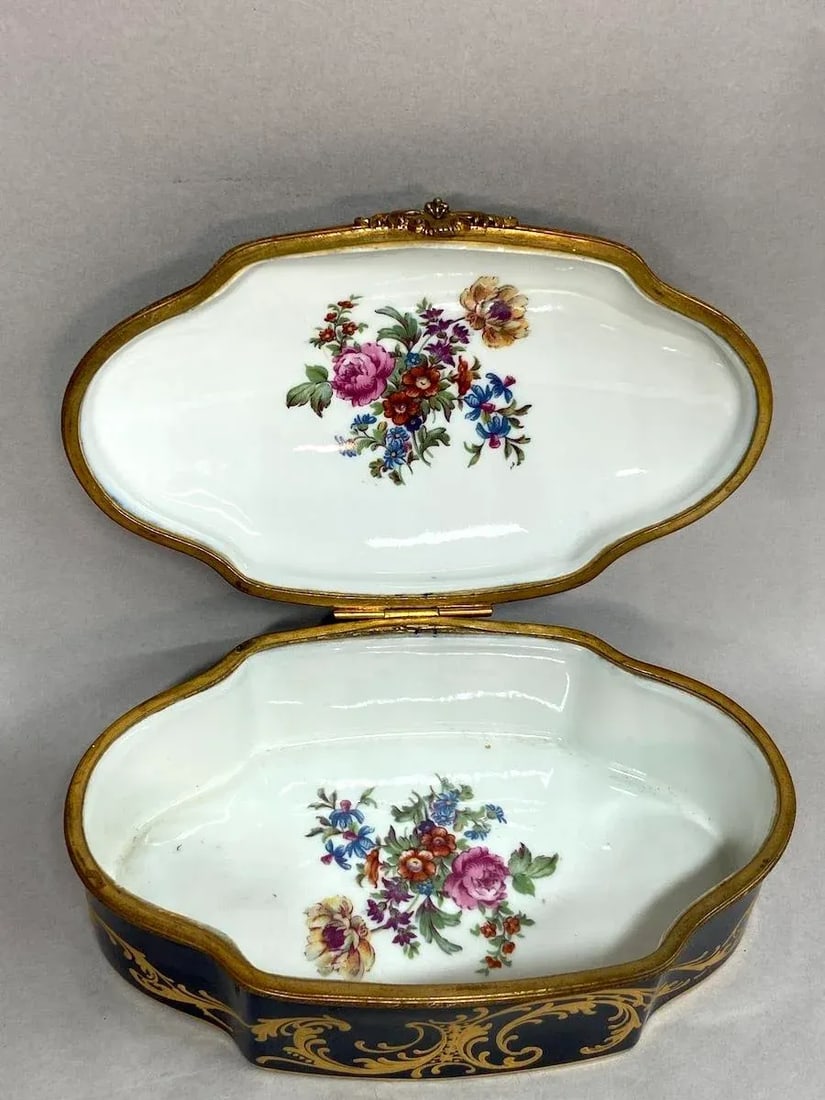1880 French Sevres Blue Porcelain Gold Gilt Romantic Box - 9