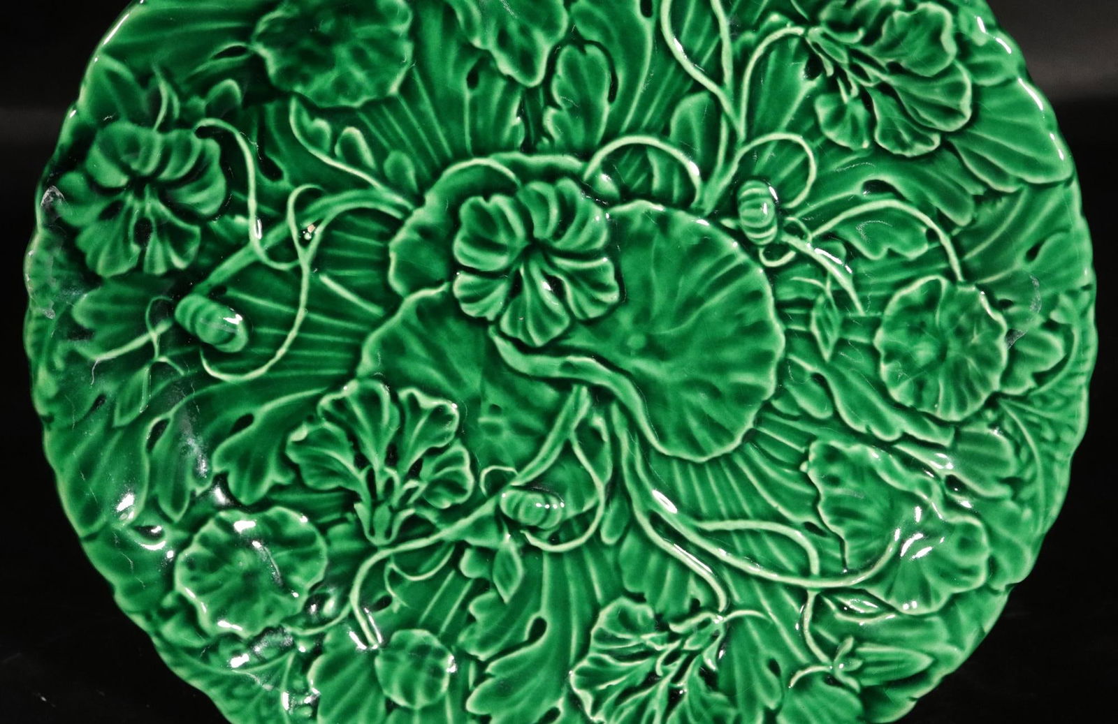 Vivid Verdure: Set of 11 Vintage Green Majolica "Lotus" Plates, - 2