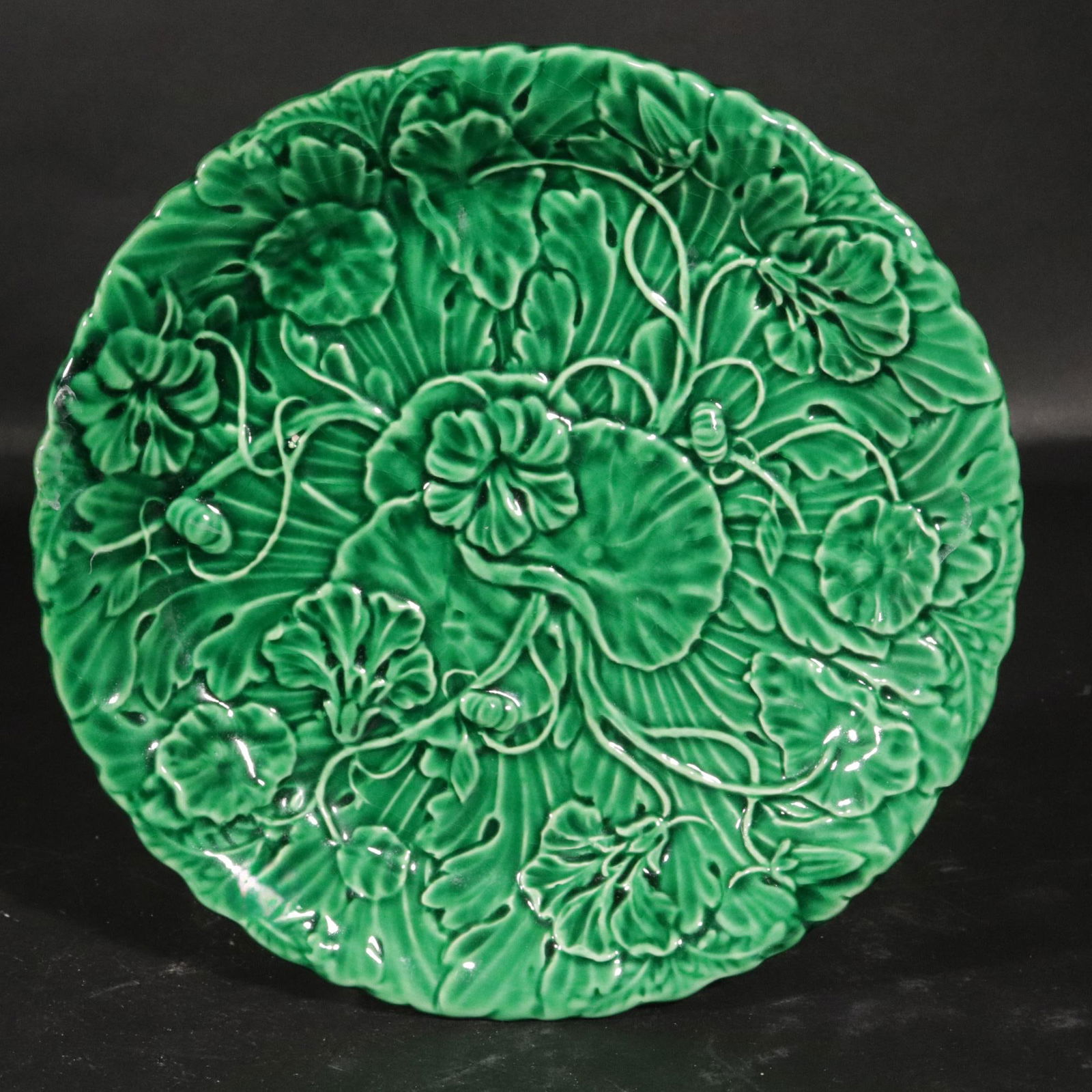 Vivid Verdure: Set of 11 Vintage Green Majolica "Lotus" Plates, - 3