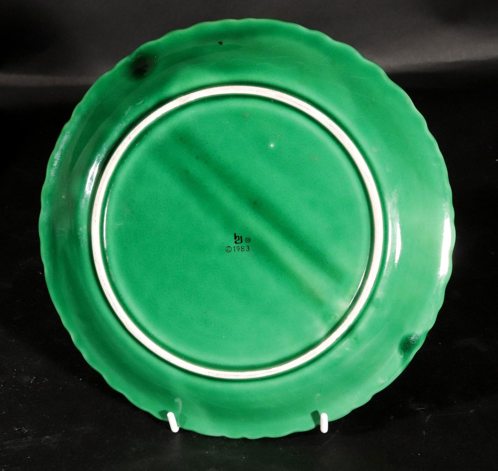 Vivid Verdure: Set of 11 Vintage Green Majolica "Lotus" Plates, - 4
