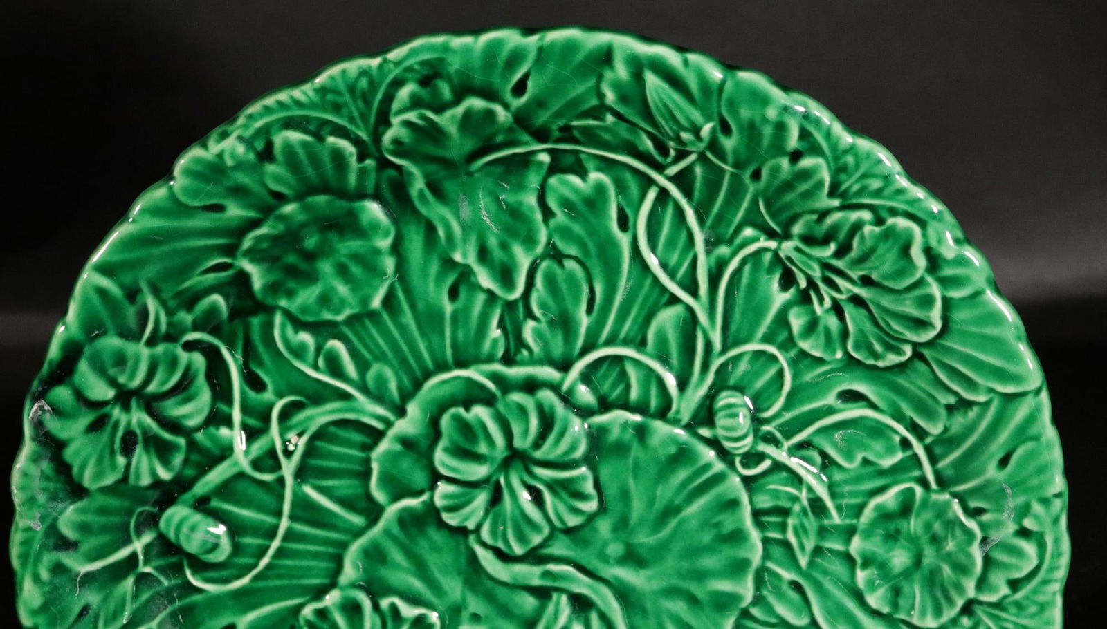 Vivid Verdure: Set of 11 Vintage Green Majolica "Lotus" Plates, - 5