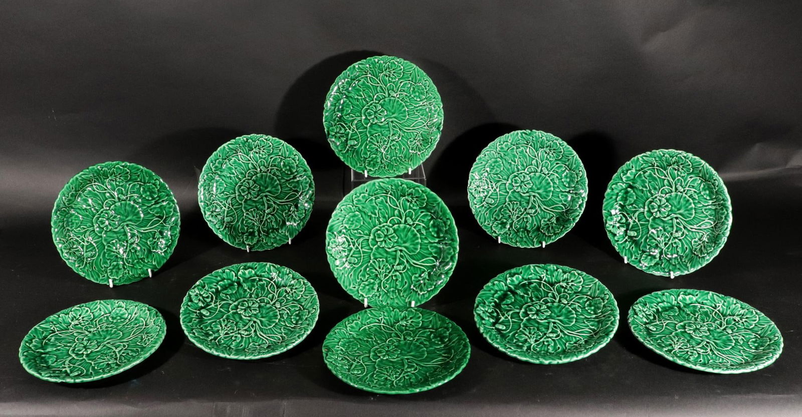 Vivid Verdure: Set of 11 Vintage Green Majolica "Lotus" Plates, - 7
