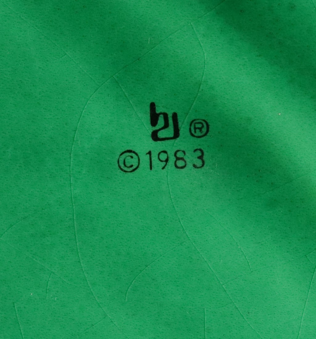 Vivid Verdure: Set of 11 Vintage Green Majolica "Lotus" Plates, - 8