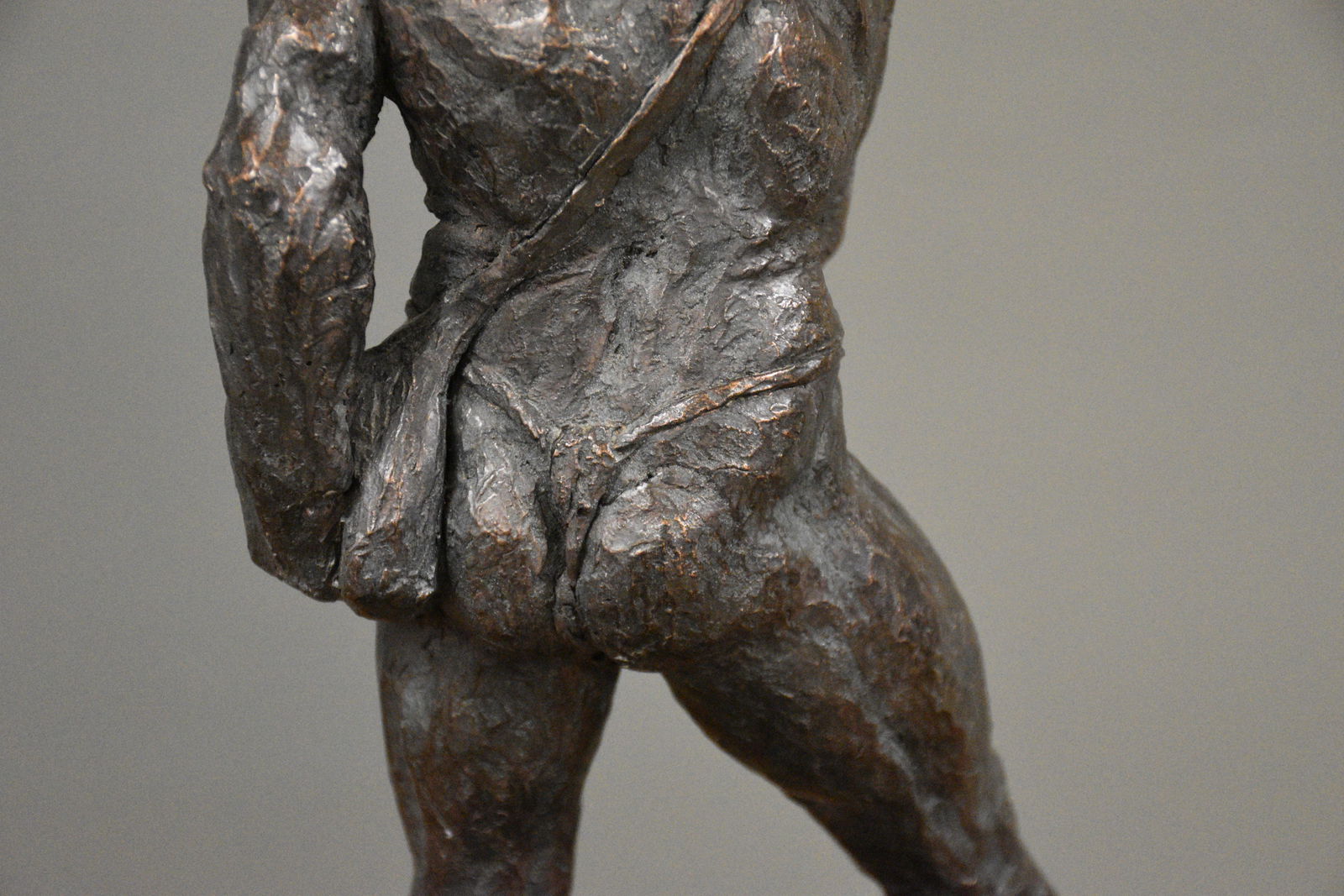 1960s Brutalist Man With a Sling Sculpture Statue by Thomas Holland - 7