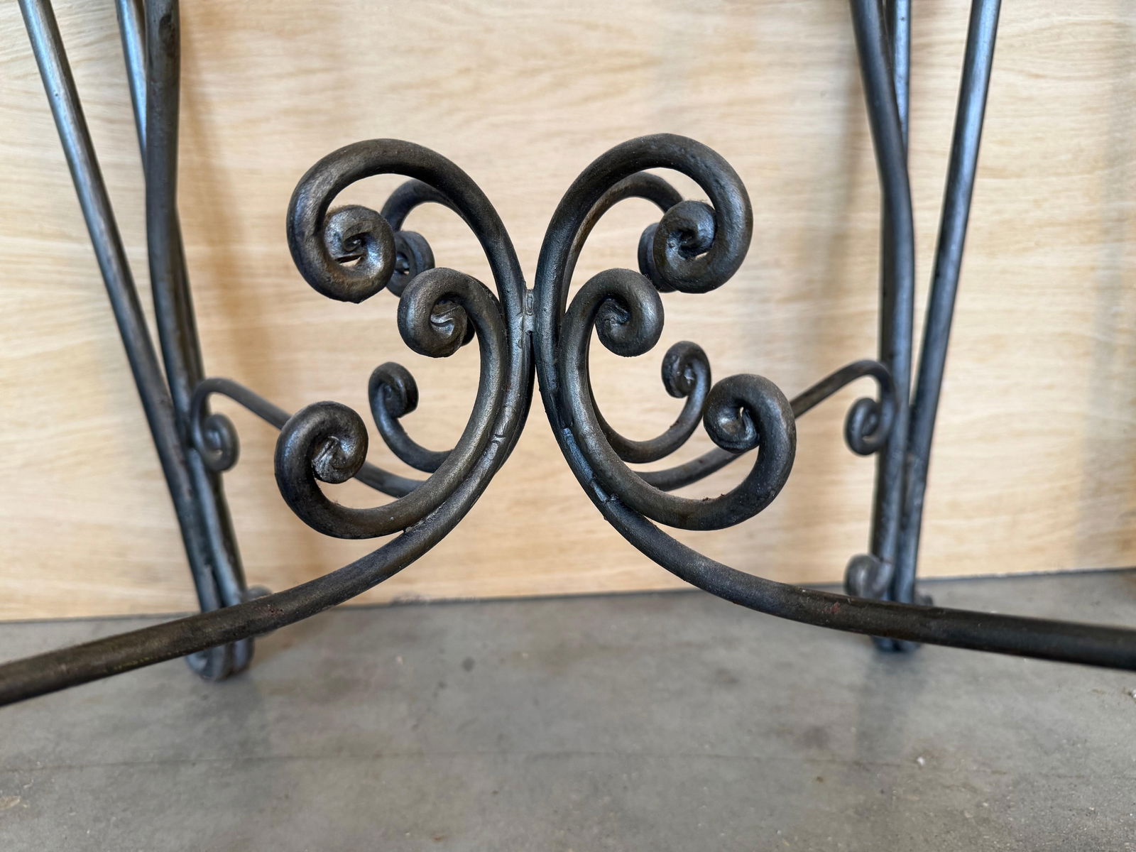 Early 20th Century Pair of Neoclassical Style Patinated Forged Iron Planter Stands with marble top - 10