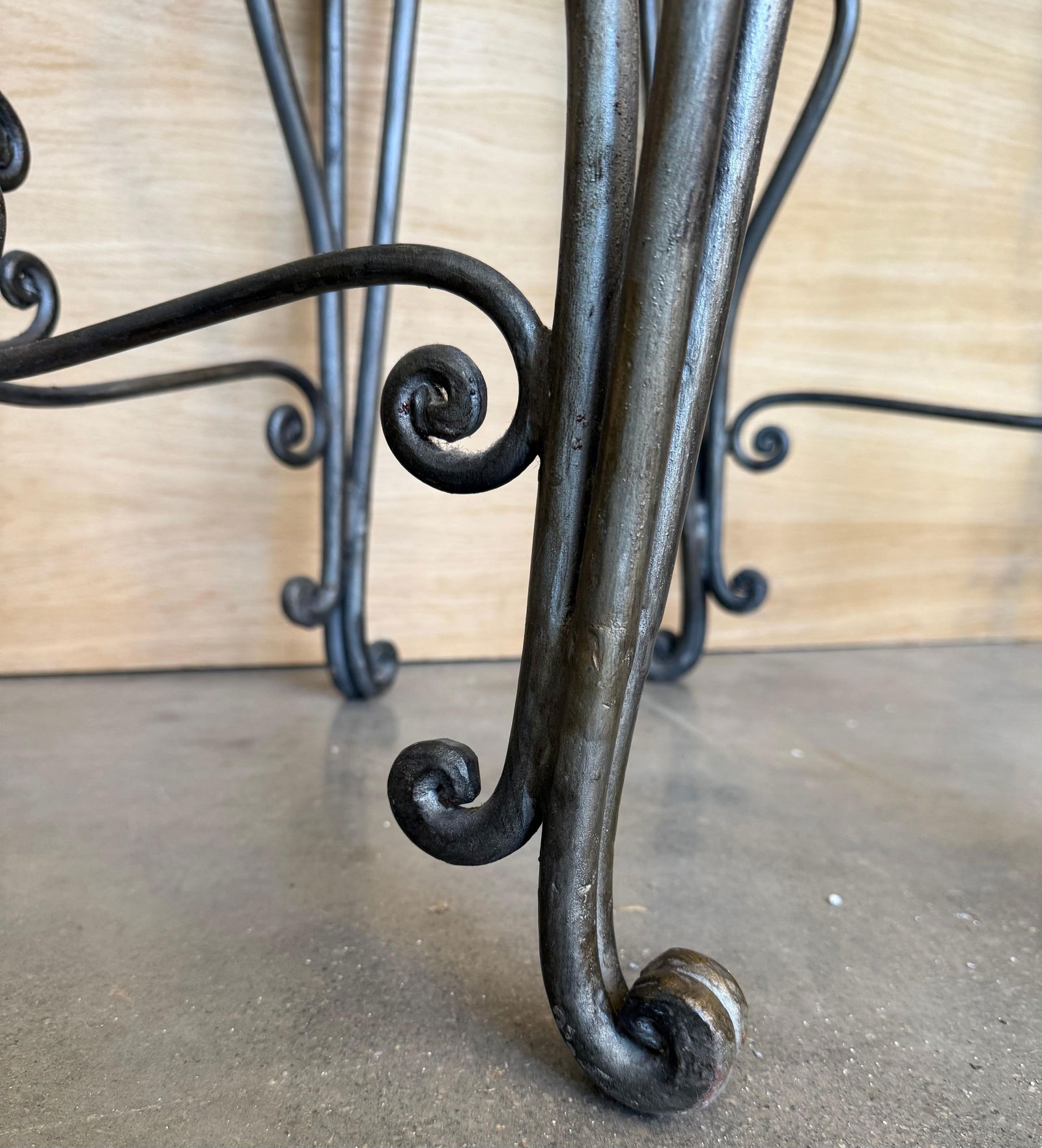 Early 20th Century Pair of Neoclassical Style Patinated Forged Iron Planter Stands with marble top - 14