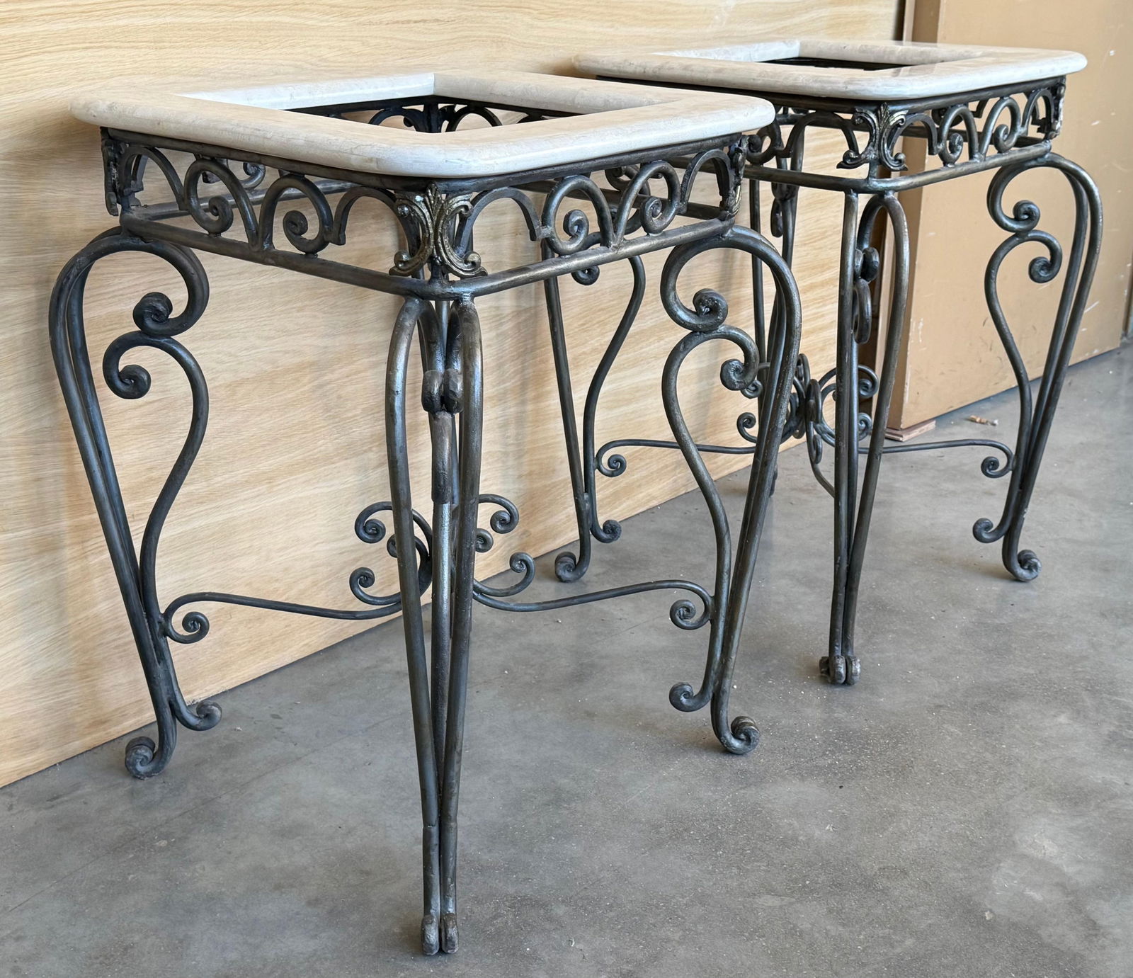 Early 20th Century Pair of Neoclassical Style Patinated Forged Iron Planter Stands with marble top - 4