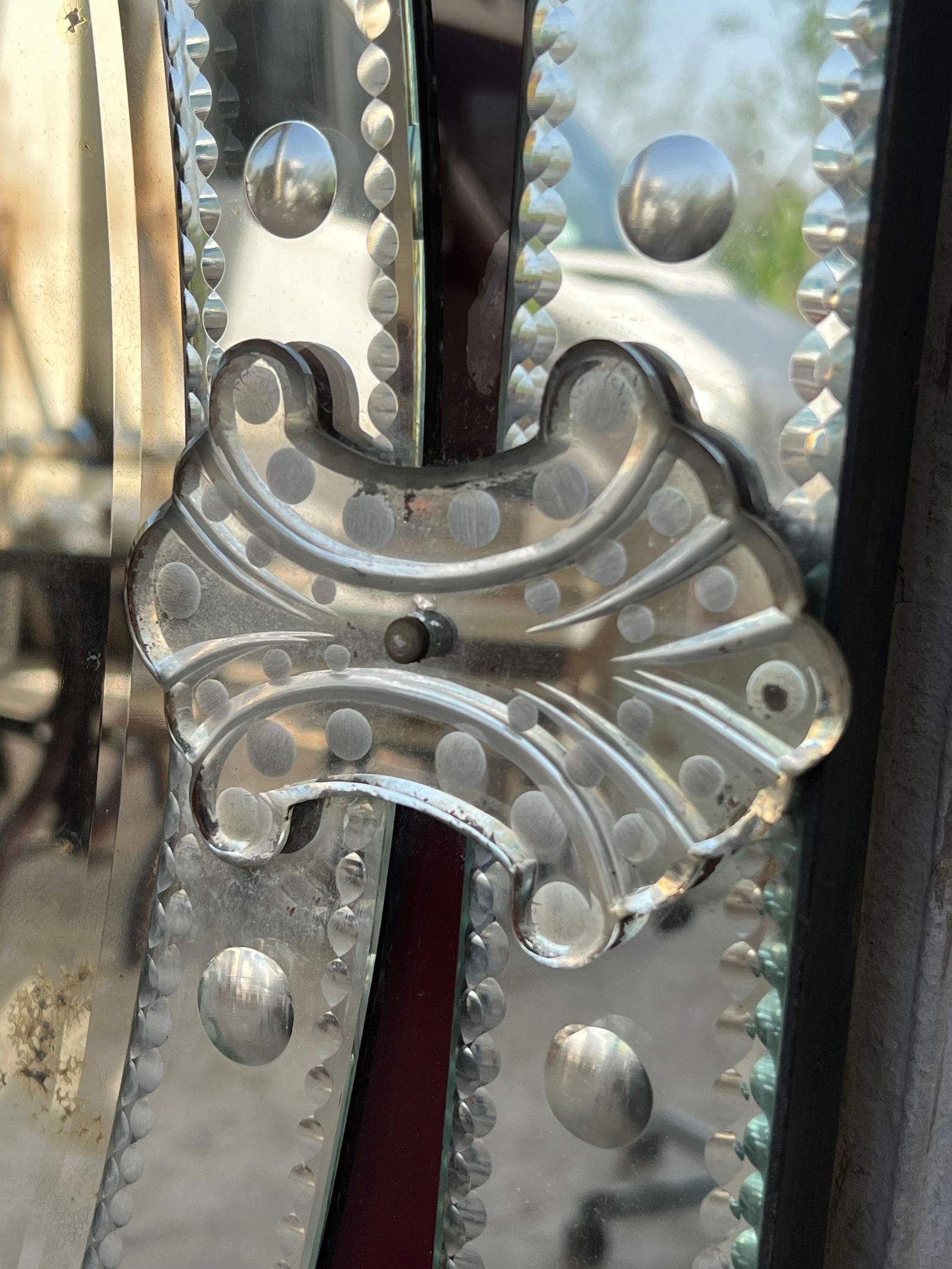 1880-1900 Venetian Mirror with Pediment Garnet Glass Adorned with Flowers - 12