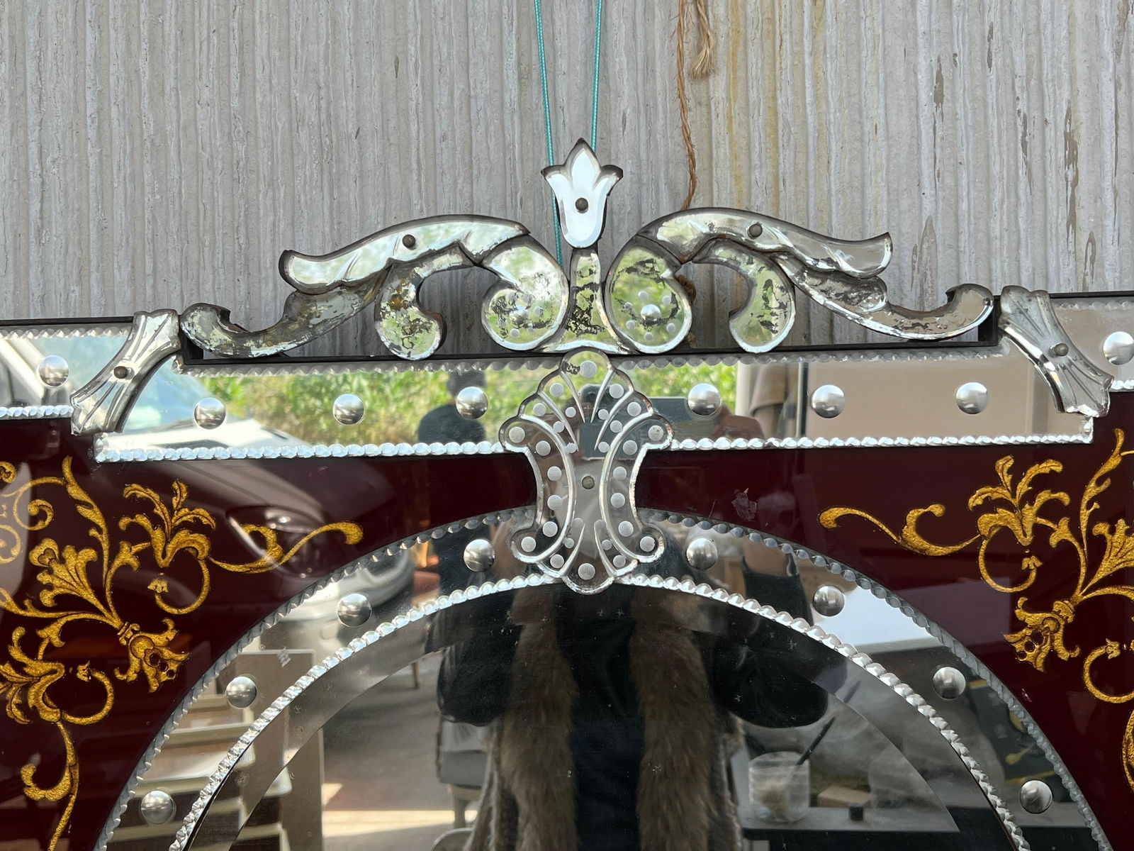 1880-1900 Venetian Mirror with Pediment Garnet Glass Adorned with Flowers - 4