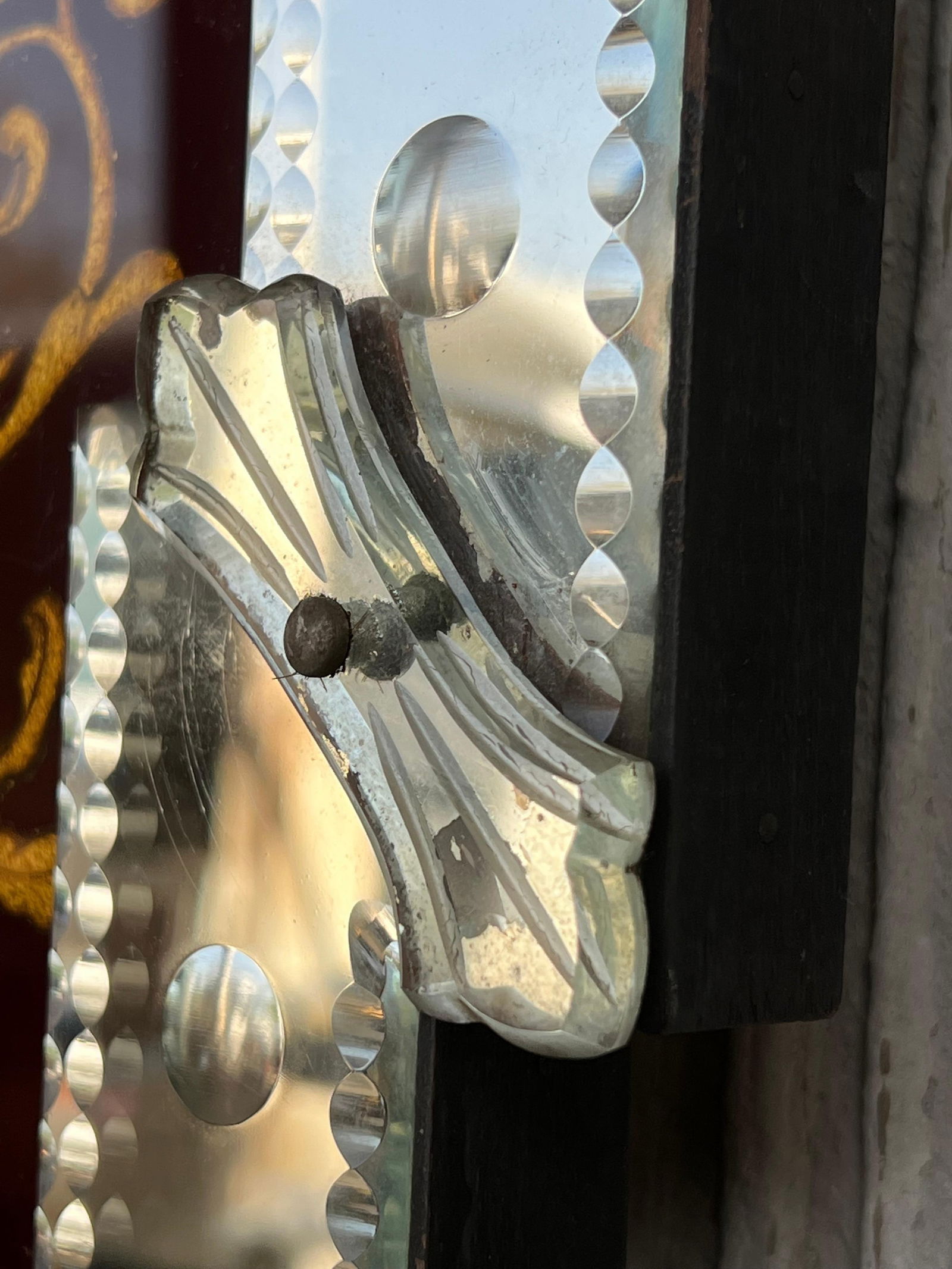 1880-1900 Venetian Mirror with Pediment Garnet Glass Adorned with Flowers - 5