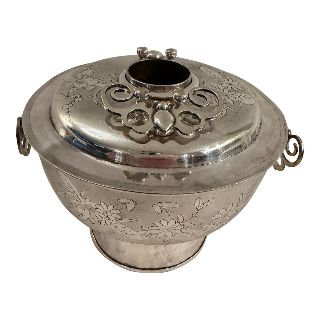 Antique Chinese Silver Huoguo Incense Burner – Floral Etched Design: Antique Chinese sterling silver huoguo incense burner featuring delicate floral etching. The top handle is missing, but the piece retains its classic form and intricate craftsmanship. Dimensions: