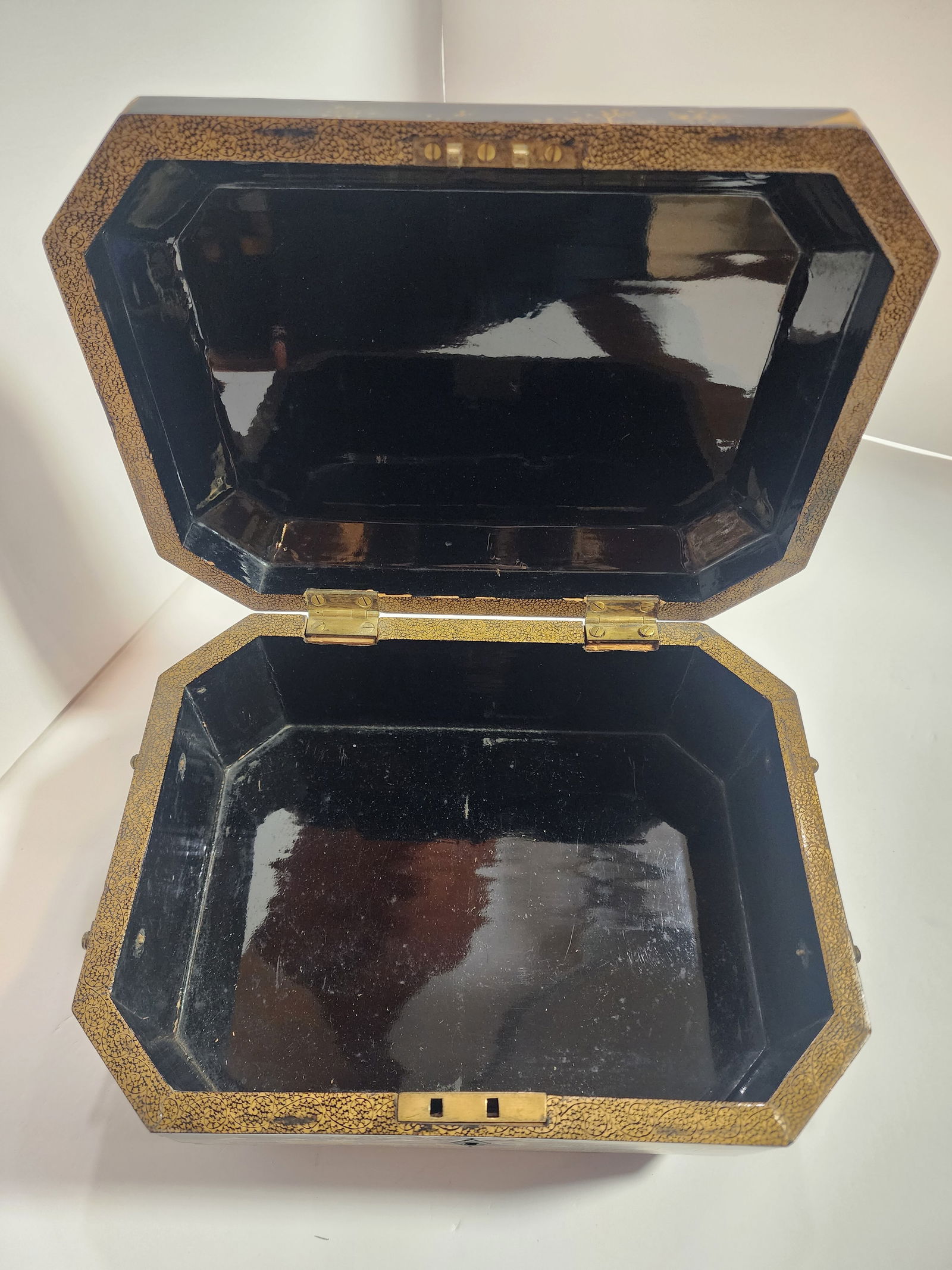 19th Century Chinese Gold and Black Lacquer Box - 7