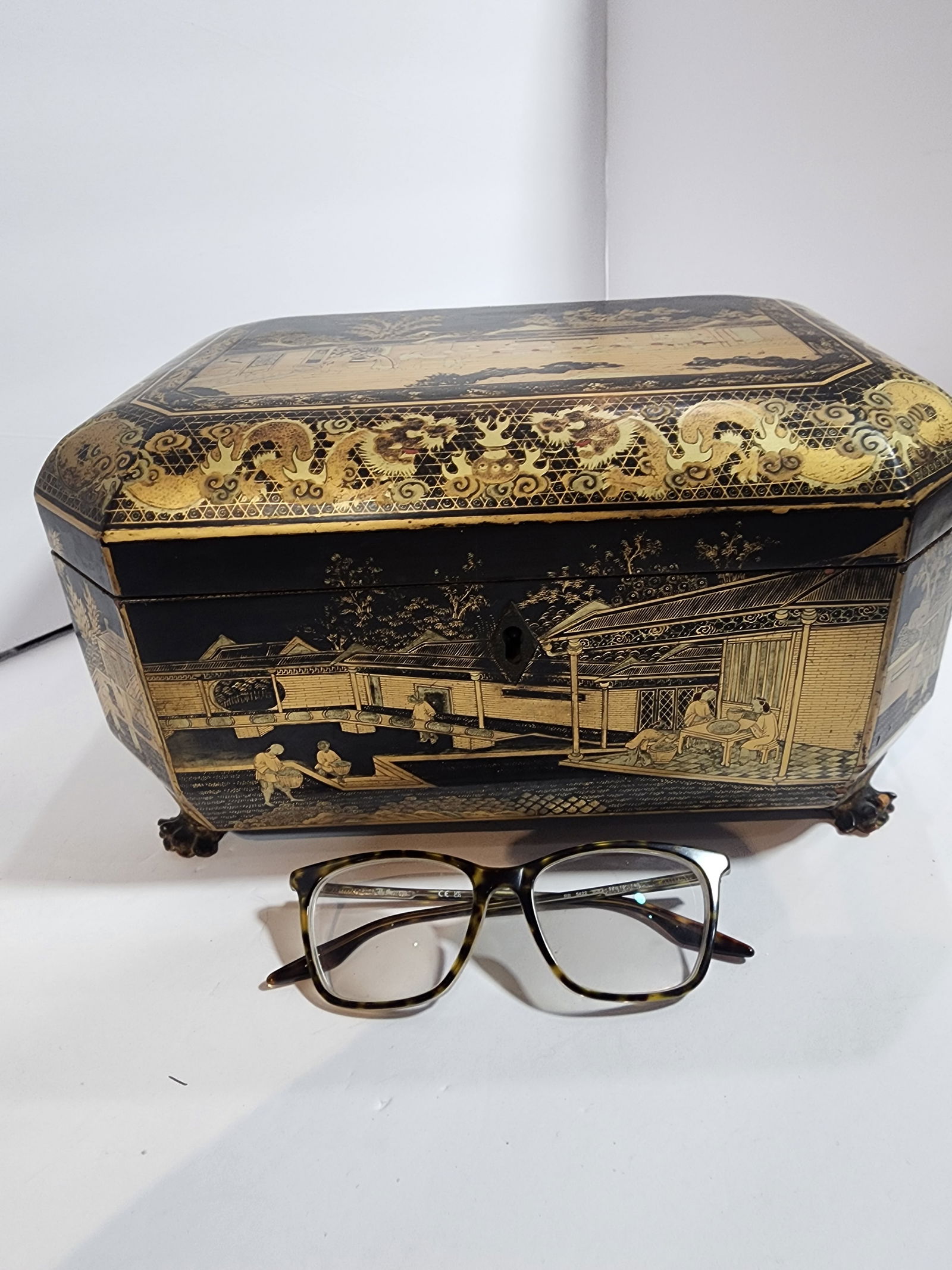 19th Century Chinese Gold and Black Lacquer Box - 9
