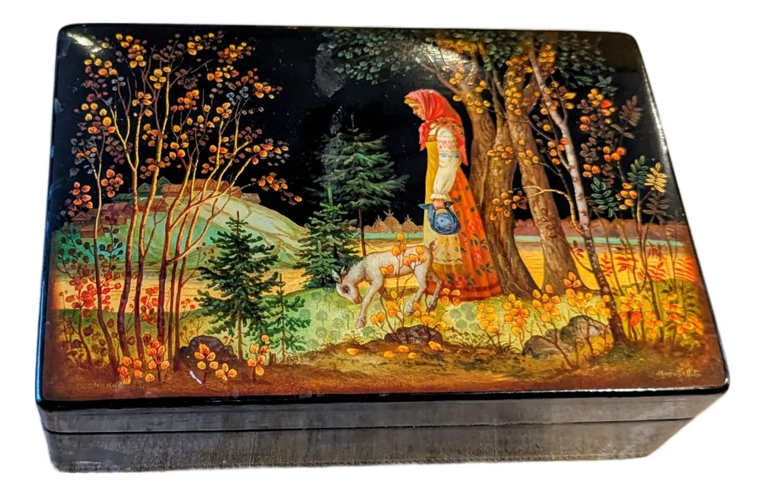 Vintage Fedoskino Lacquer Box: 'The Young Cowherd' by Artist v.b. Morozov (1985): In the bottom right corner of the lid, the artist's name is inscribed: "ÐœÐ¾Ñ€Ð¾Ð·Ð¾Ð² Ð’.Ð‘." (Morozov