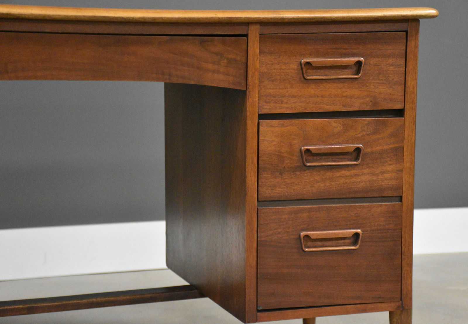 1960s Lane Acclaim Walnut Mid Century Desk - 6