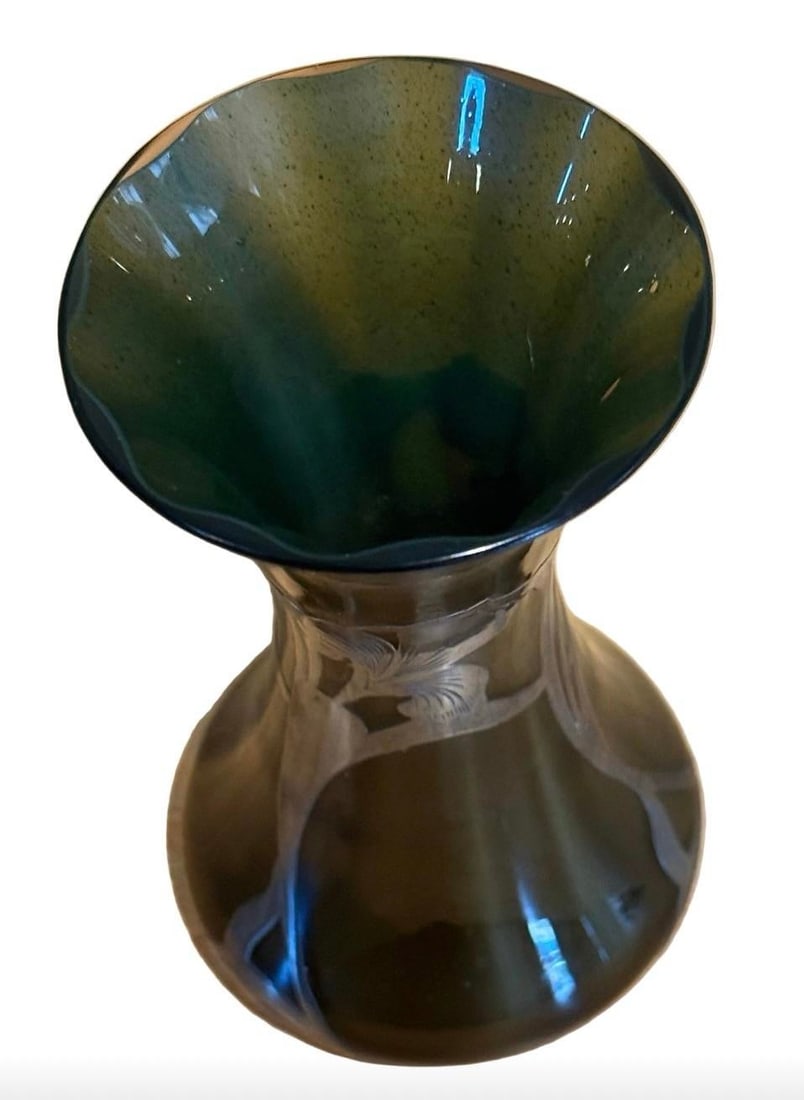 Early 20th Century Art Nouveau Green Glass Vase With Silver Floral Overlay - 7