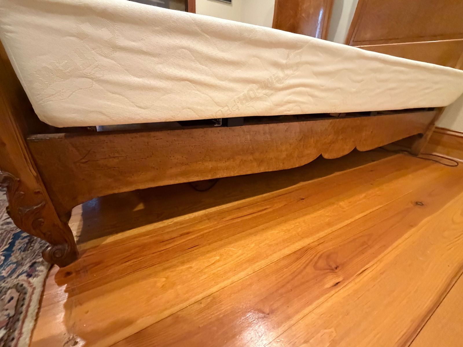 Pair of Antique French Twin Beds With Burl Wood Veneer & Hand-Carved Crests - 6