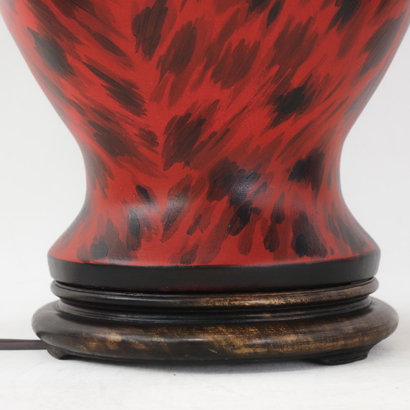 Pair of Vintage Hand Painted Red and Black Tortoiseshell Pattern Porcelain Table Lamps With Wood Bas - 9