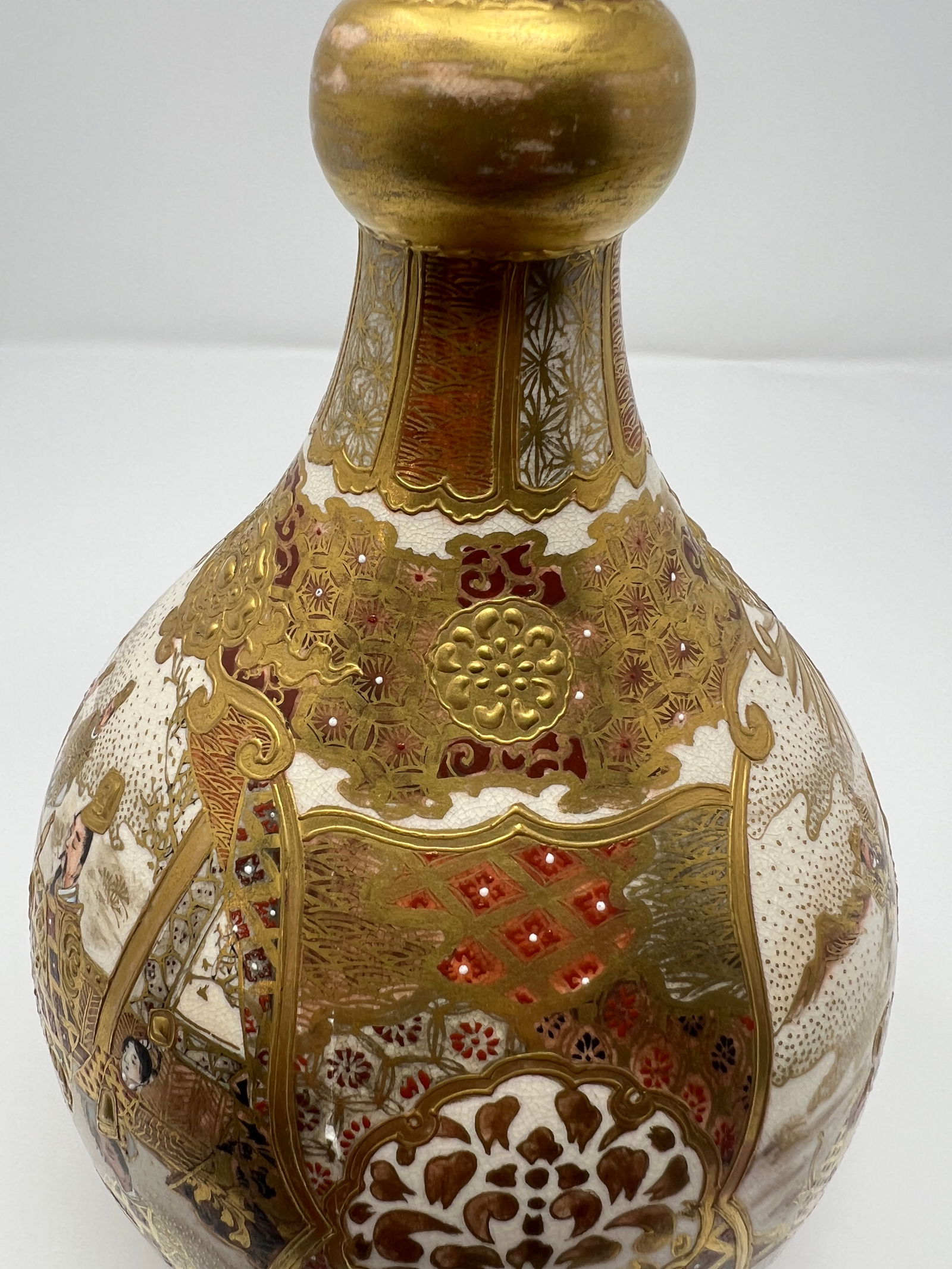 Antique Japanese Satsuma Bottle Vase, Meiji Period Figural Court Scene With Gilt Moriage Decoration - 3