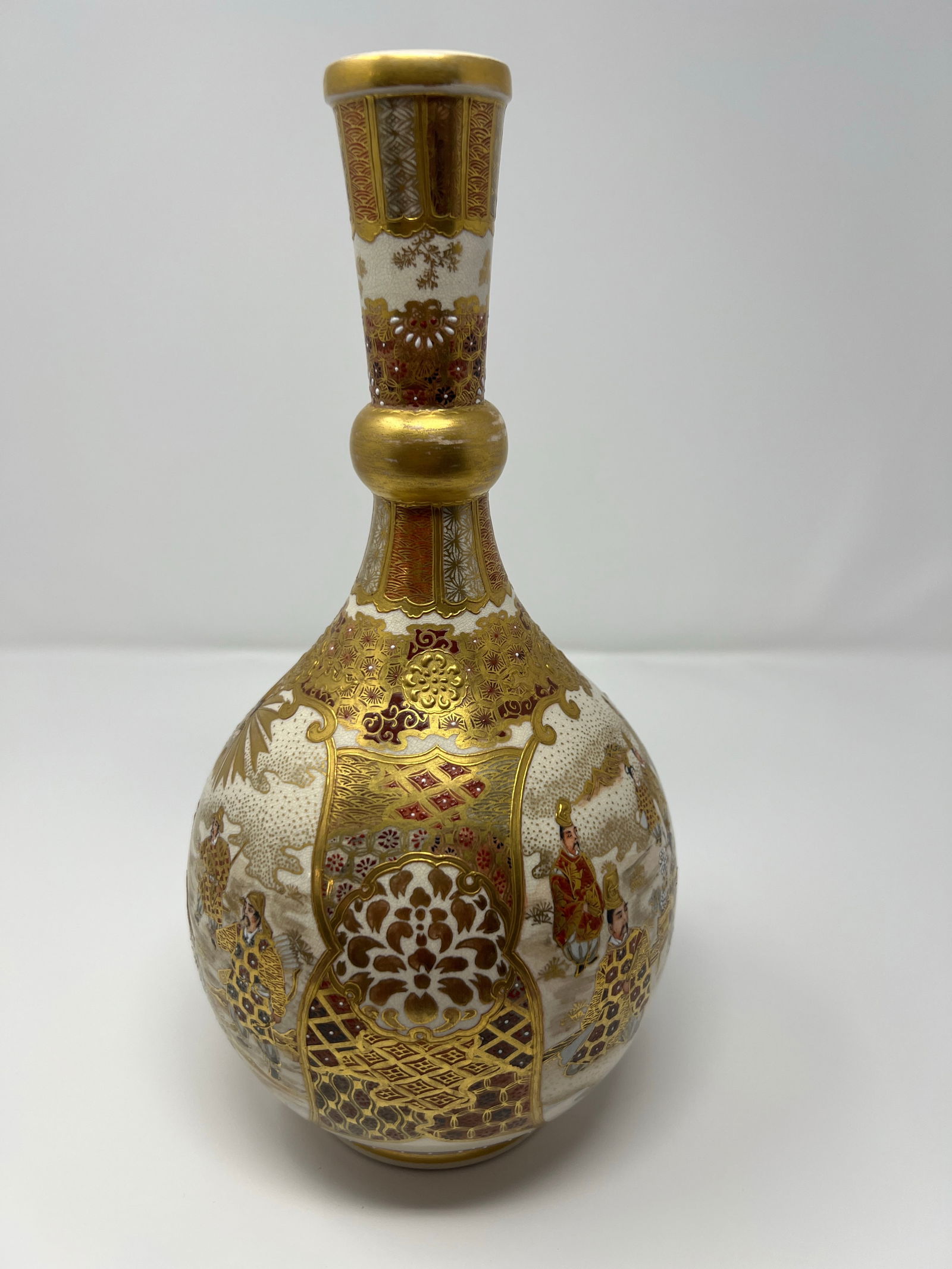 Antique Japanese Satsuma Bottle Vase, Meiji Period Figural Court Scene With Gilt Moriage Decoration - 4