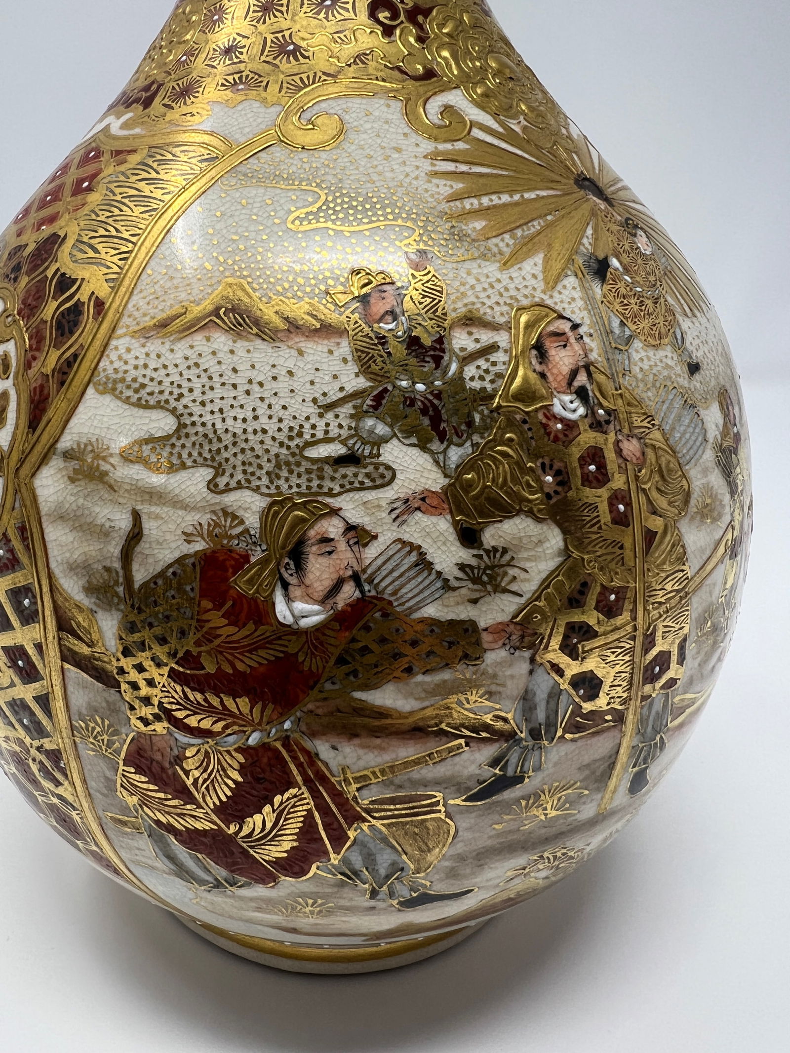 Antique Japanese Satsuma Bottle Vase, Meiji Period Figural Court Scene With Gilt Moriage Decoration - 5