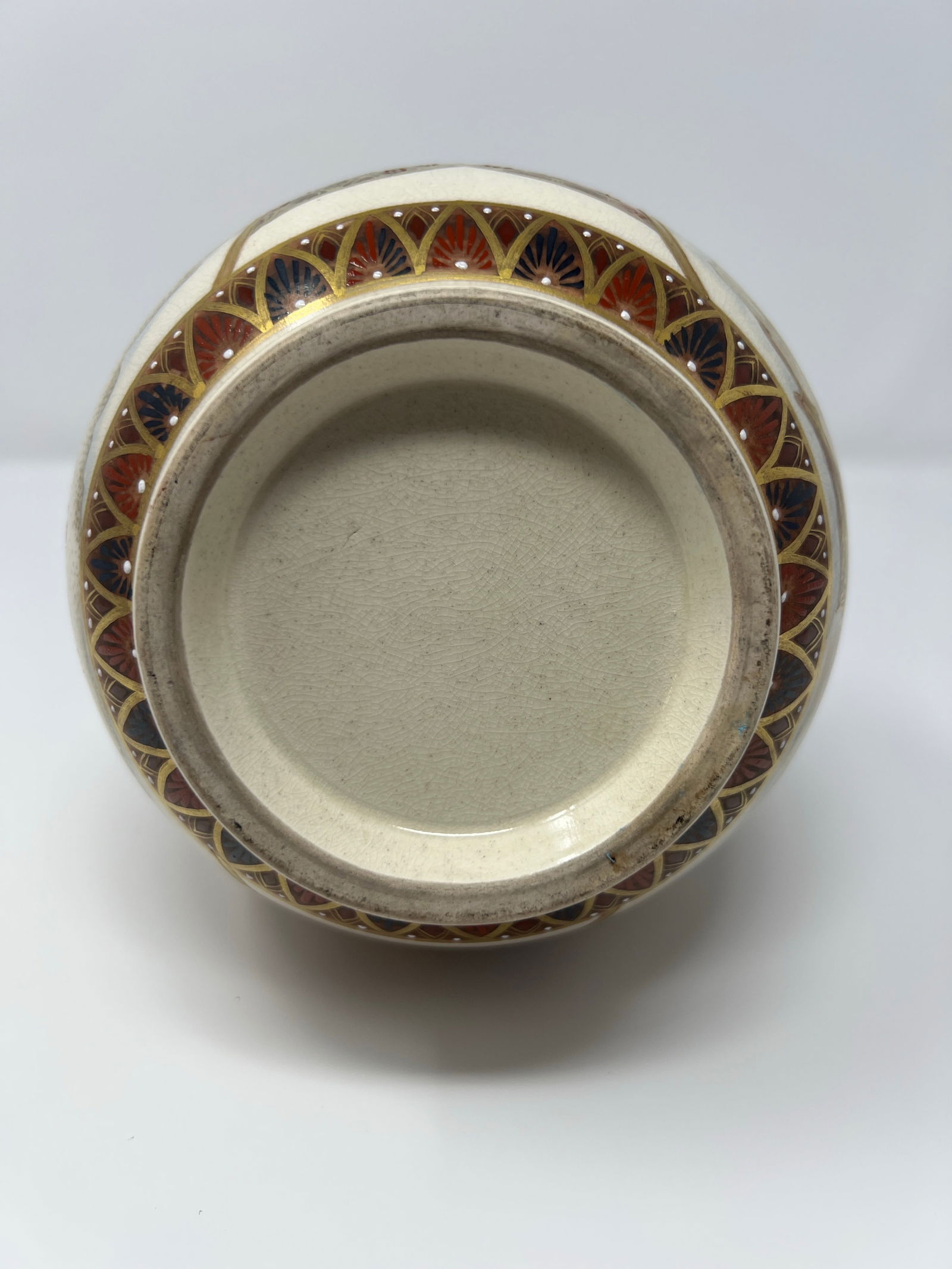 Antique Japanese Satsuma Bottle Vase, Meiji Period Figural Court Scene With Gilt Moriage Decoration - 6