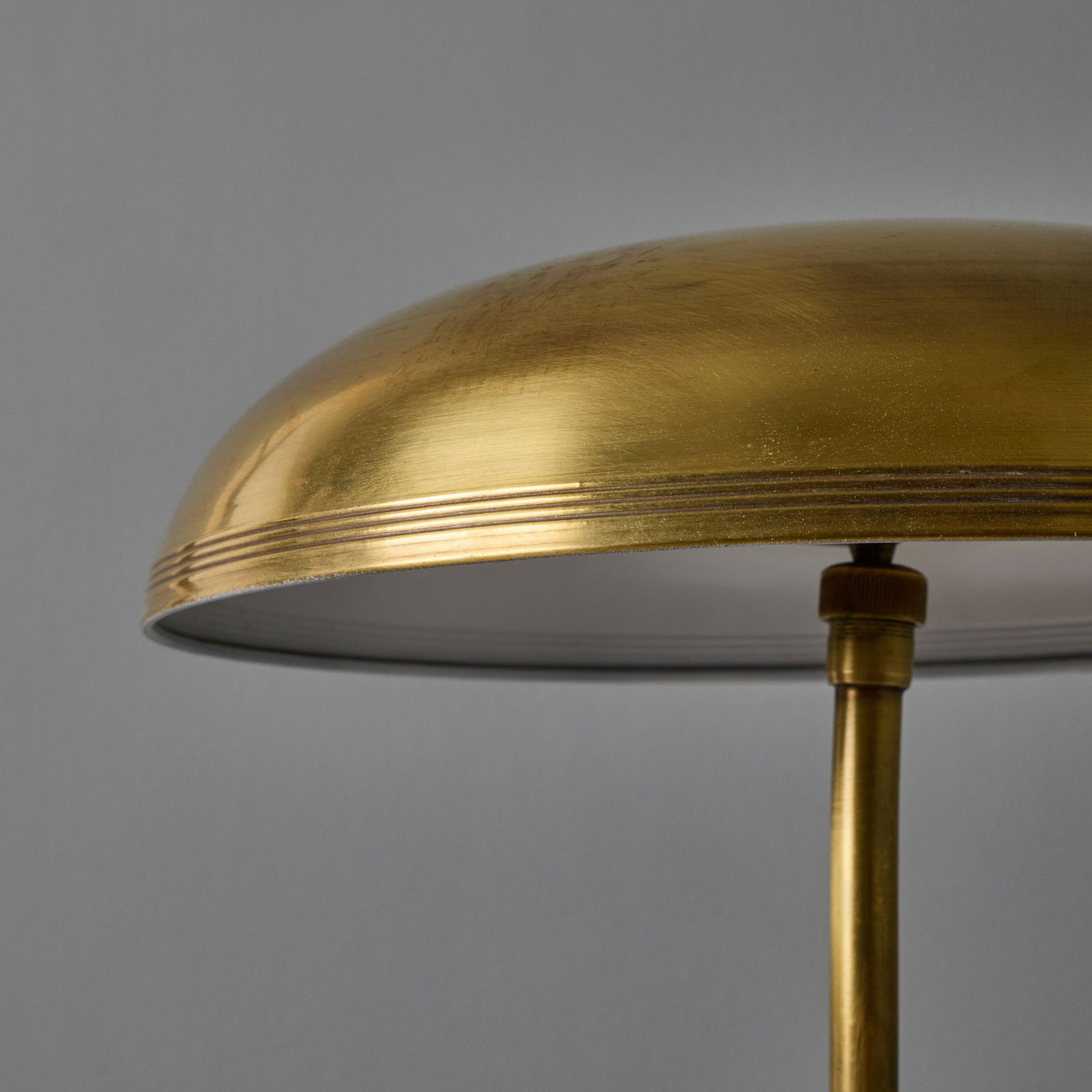 1940s Giovanni Michelucci Patinated Brass Adjustable Banker Lamp for Lariolux - 11