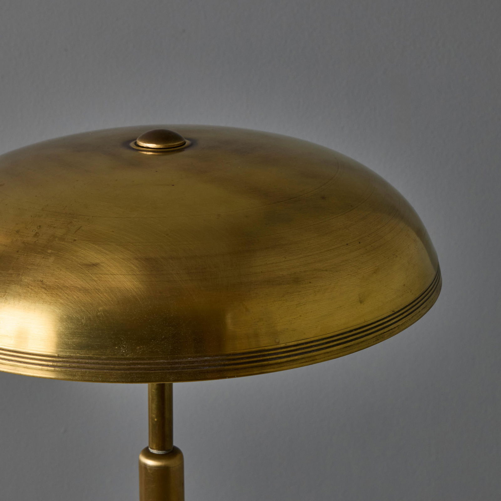 1940s Giovanni Michelucci Patinated Brass Adjustable Banker Lamp for Lariolux - 12