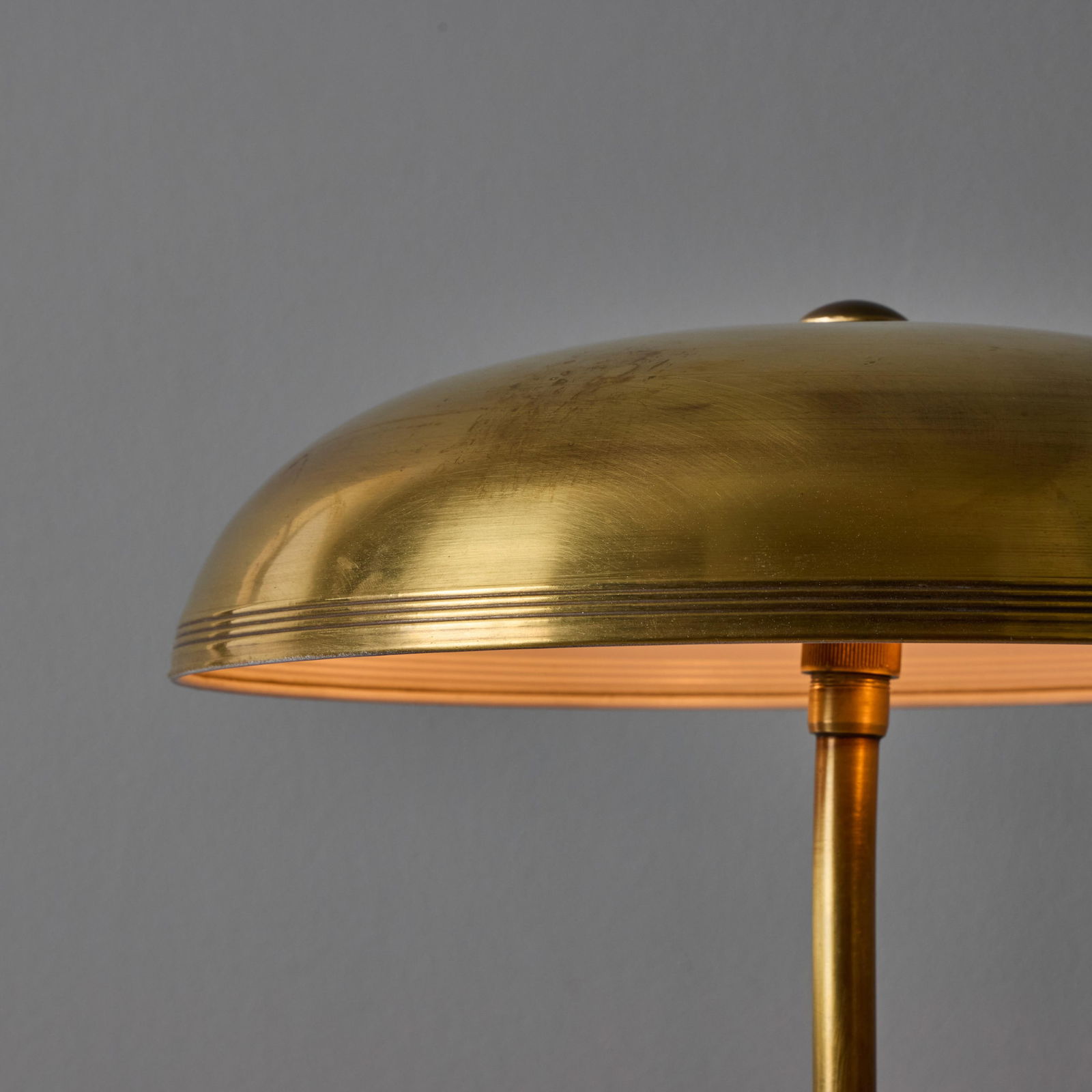 1940s Giovanni Michelucci Patinated Brass Adjustable Banker Lamp for Lariolux - 9